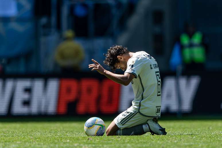 Scarpa celebra o primeiro gol do Atlético nesta virada sensacional em cima do Grêmio, no Sul.