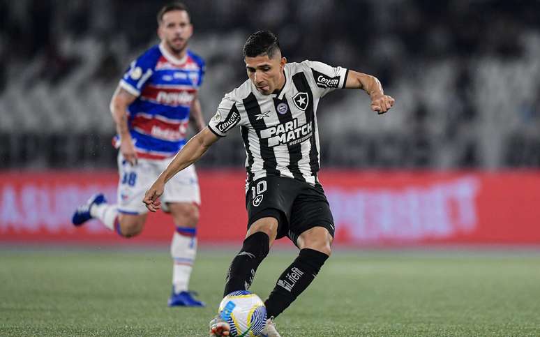 Savarino, jogador do Botafogo, durante partida contra o Fortaleza no Nilton Santos pelo Campeonato Brasileiro A 2024.