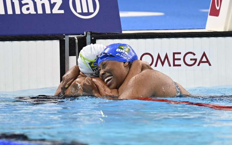 Lídia Cruz e Patrícia Santos comemoram após a prova