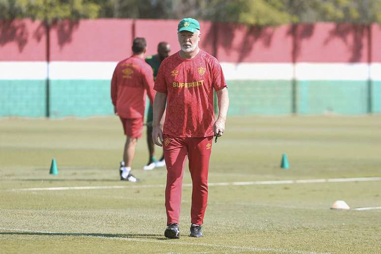 Mano Menezes terá alguns retornos para duelo com o São Paulo –