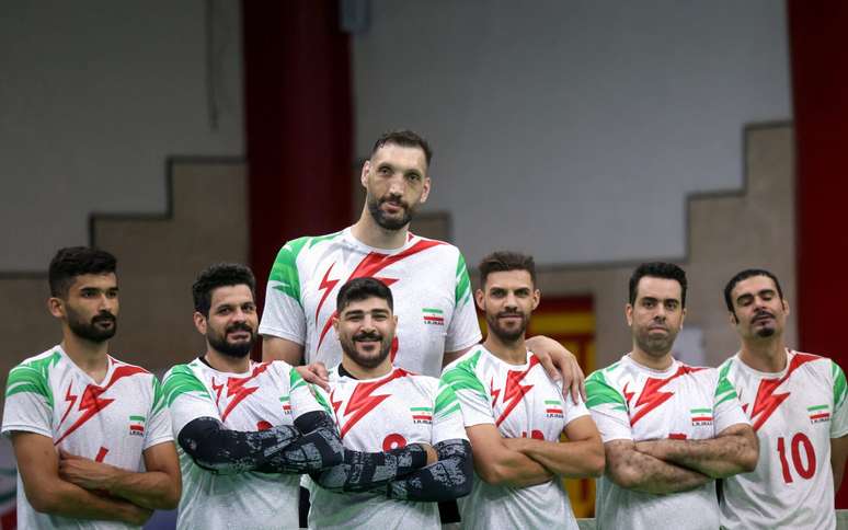 Mehrzad e seus companheiros da seleção iraniana de vôlei sentado