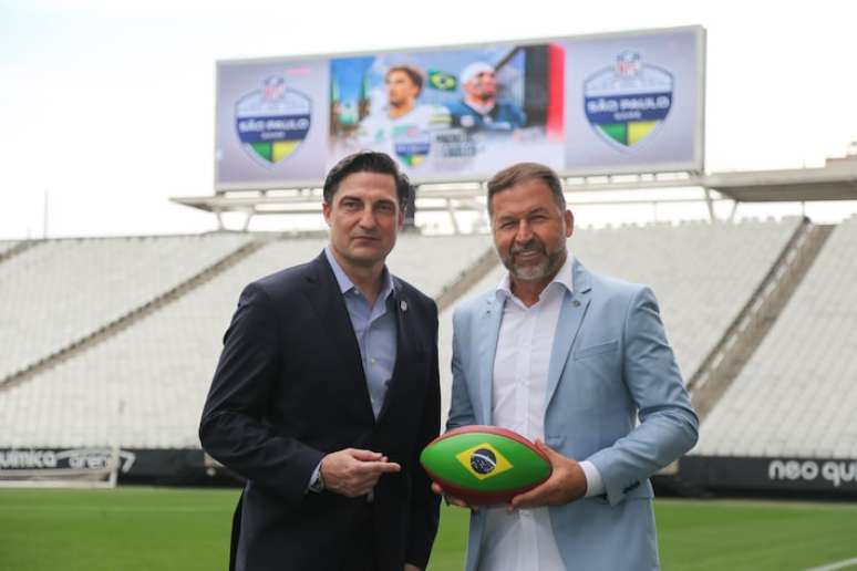 Gerrit Meier, vice-presidente sênior da NFL International, e Augusto Melo, presidente do Corinthians, em anúncio da partida, em abril.