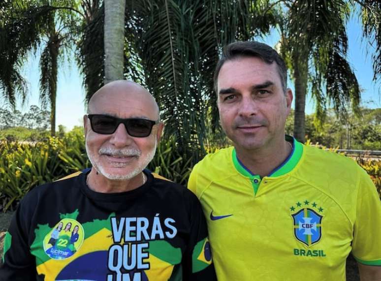 Flávio Bolsonaro schwitzt für Fabrício Queiroz, weil er ihn als „Rachadinha“ bezeichnet