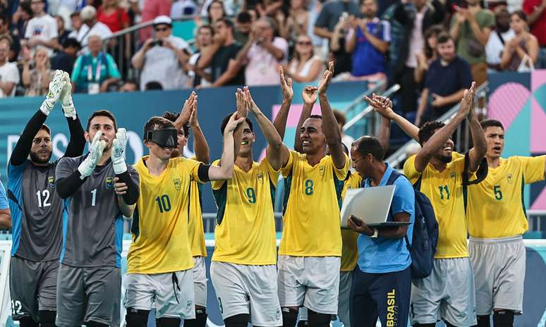 Seleção brasileira de futebol de cegos celebra vitória sobre a Turquia nos Jogos Paralímpicos de Paris - Foto: Ale Cabral / CPB