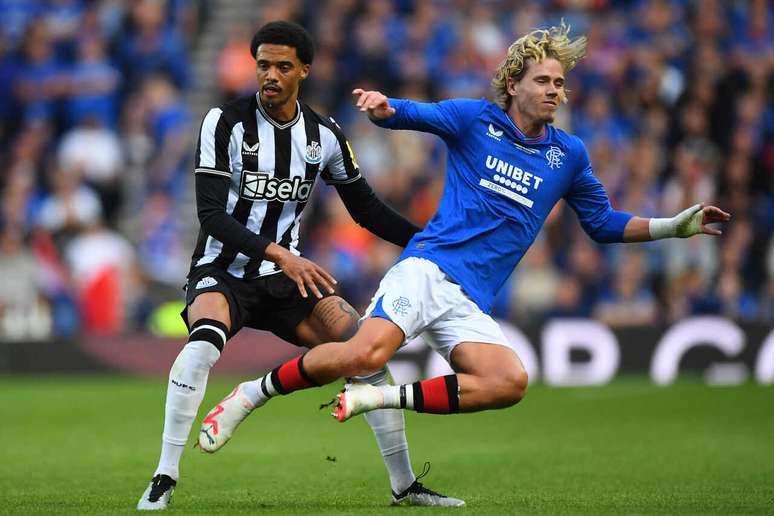 Jamal Lewis em ação contra o Rangers, da Escócia (de camisa azul) – ANDY BUCHANAN/AFP via Getty Images