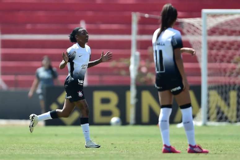 Corinthians faz três gols em 10 minutos e vira sobre o Palmeiras na semi do Brasileirão Feminino