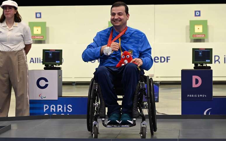 Alexandre Galgani comemora medalha de prata no tiro esportivo