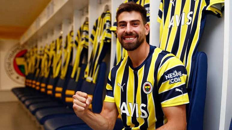 Luan Peres, que está na mira do Vasco, defende as cores do Fenerbahçe, da Turquia –