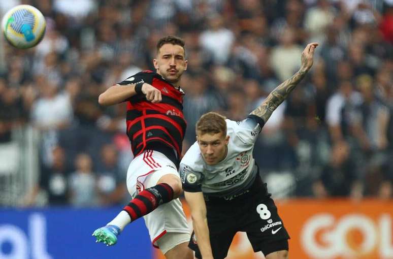 Flamengo volta a jogar mal e perde para o Corinthians.