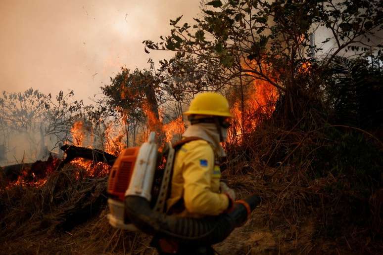 Brigadista do Ibama combate chamas na floresta amazônica em Apuí, no Amazonas 08/08/2024