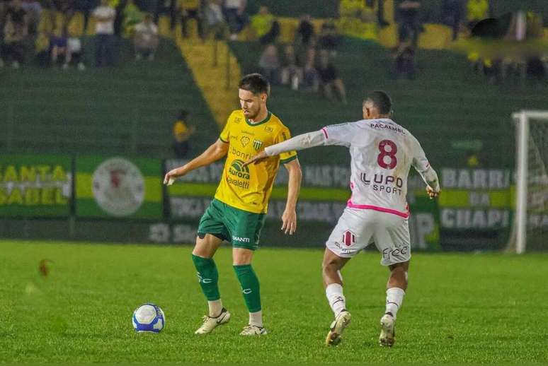 Ypiranga e Ferroviária mediram forças na noite deste sábado, em Erechim –