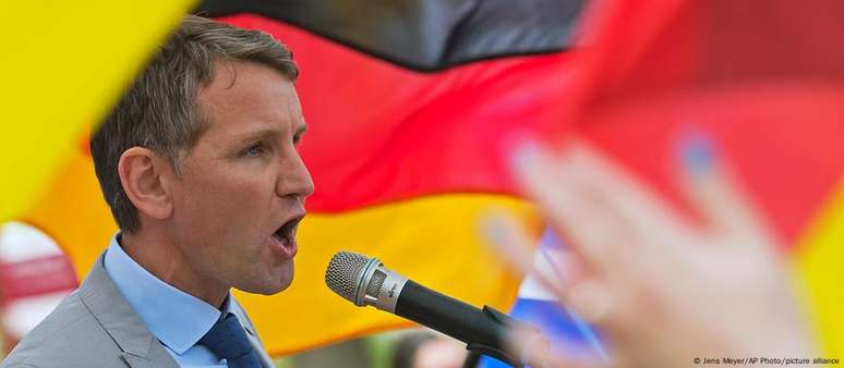 O líder da AfD na Turíngia, Björn Höcke, já foi condenado por uso de slogans nazistas. O diretório estadual do partido dele é considerado uma potencial ameaça à ordem democrática alemã