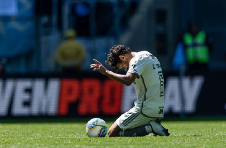 Soteldo faz a marcação em cima de Scarpa durante o duelo entre Grêmio e Atlético, na Arena gremista.