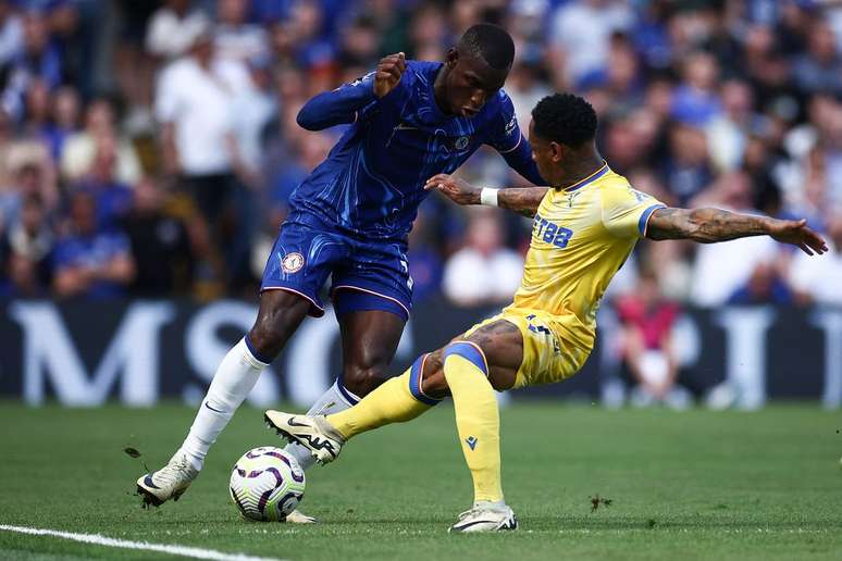 Nicolas Jackson (de azul) tenta passar pela marcação de Clyne, do Crystal Palace, e levar o Chelsea ao ataque.