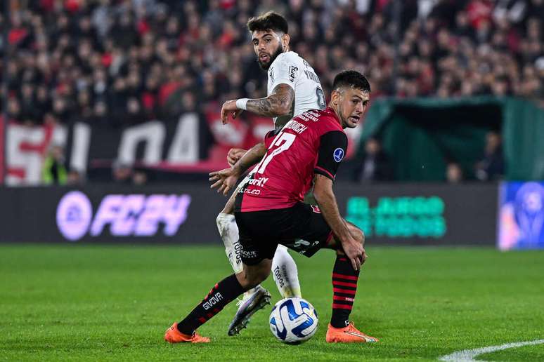 Ian Glavinovich em ação com a camisa do Newell´s Old Boys, da Argentina –