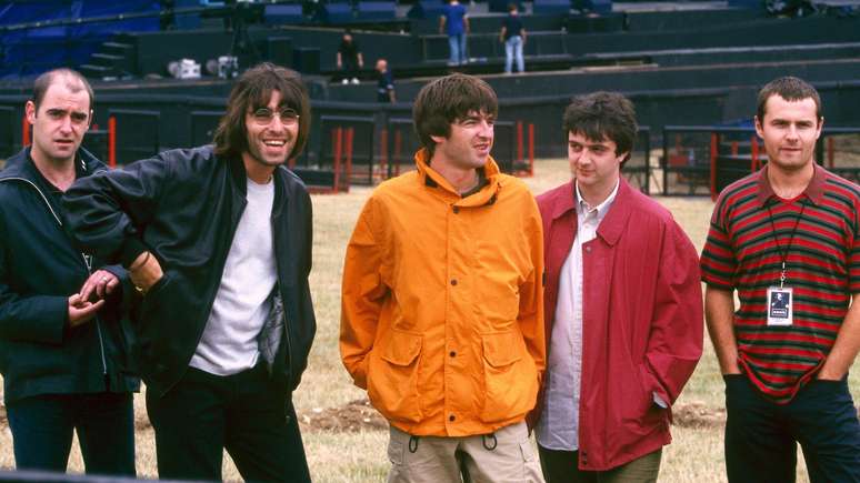 Oasis em 1996: Paul 'Bonehead' Arthurs, Liam Gallagher, Noel Gallagher, Paul McGuigan e Alan White