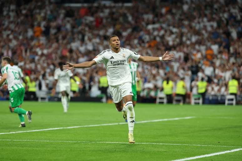 Mbappé celebra primeiro gol com a camisa do Real Madrid em La Liga