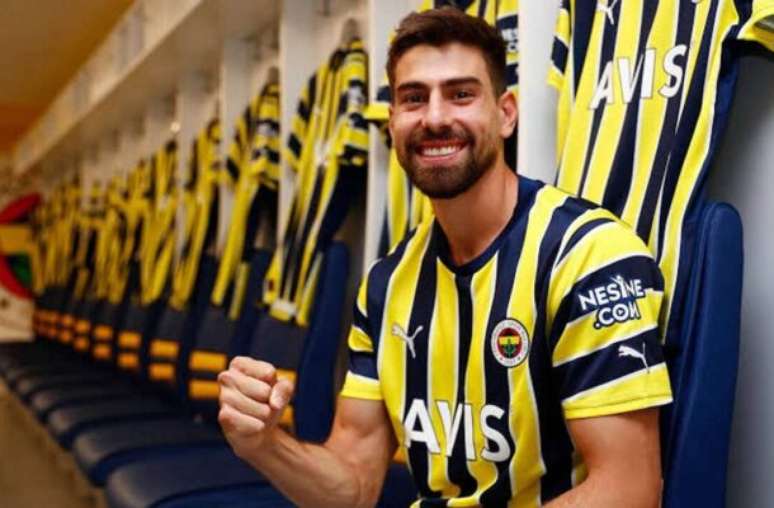 Luan Peres, que está na mira do Vasco, defende as cores do Fenerbahçe, da Turquia –