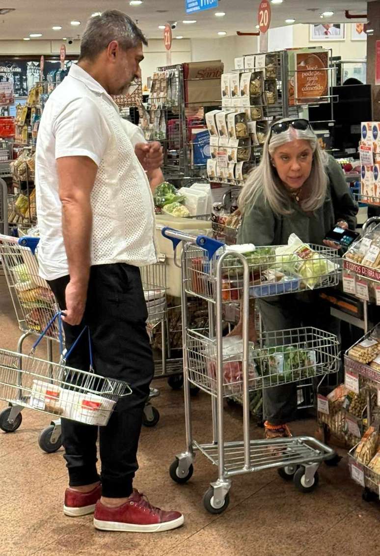 Astrid encheu um carrinho enquanto Zeca optou por uma cestinha: ir ao supermercado é lazer a quem gosta de gastronomia