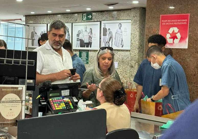 Na hora de pagar as compras, Zeca e Astrid fizeram uso do direito ao caixa reservado a pessoas acima de 60 anos