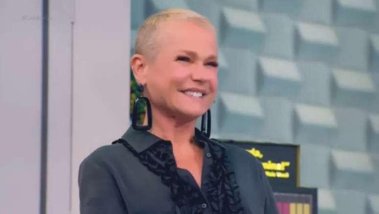 Xuxa Meneghel no palco do Caldeirão com Mion