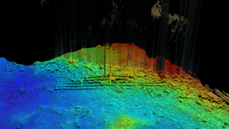 Uma varredura a laser mostra que a grade está agora no fundo do mar, ao lado do navio