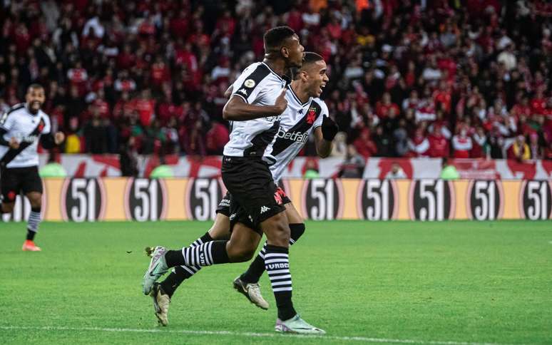 Lyncon e Erick Marcus comemoram gol do Vasco sobre o Internacional, no Beira-Rio, pelo Brasileirão.