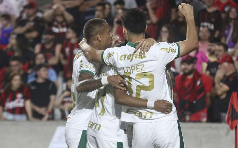 Jogadores do Palmeiras comemoram gol sobre o Athletico-PR