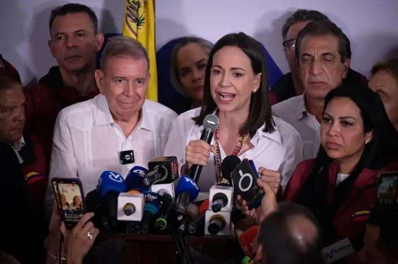 Edmundo González e Maria Corina Machado exigem que Maduro apresente as atas de votação.