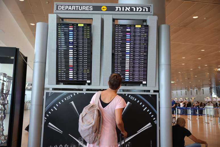 Alguns voos no Aeroporto Ben Gurion, o principal de Israel, foram cancelados, e manifestantes bloquearam v&aacute;rias estradas do pa&iacute;s