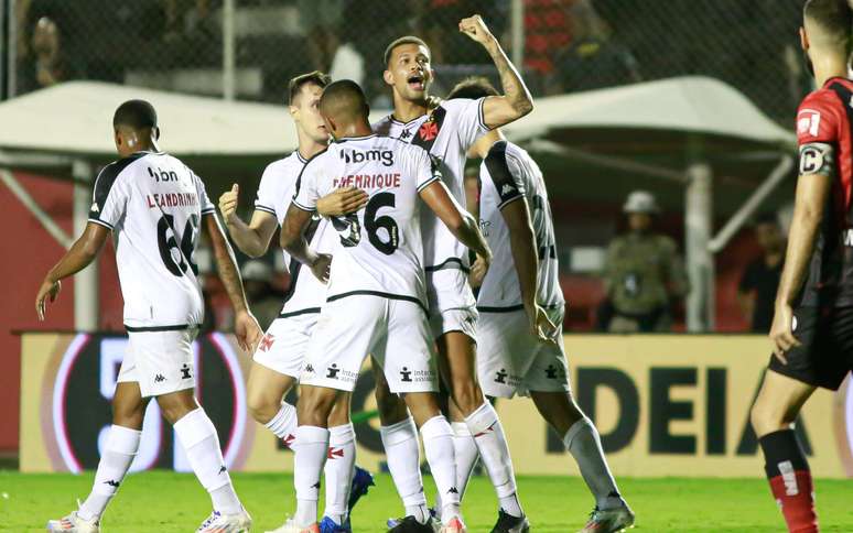 João Victor, jogador do Vasco, comemora gol contra o Vitória no Barradão.