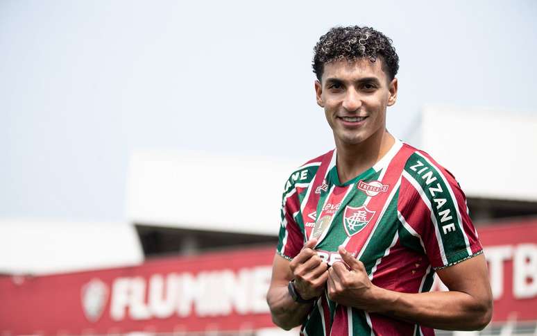 Gabriel Fuentes com a camisa do Fluminense