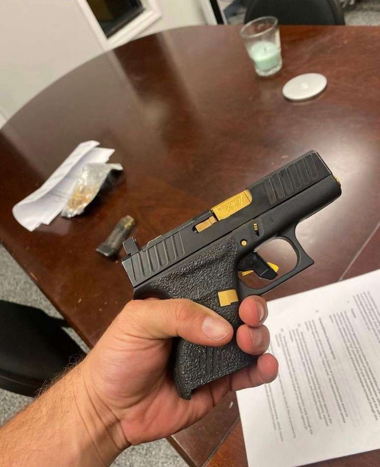 Grupo Contraband Network (5.084 membros) Um grupo que compartilha conselhos e tem vendedores oferecendo tudo, desde medicamentos que necessitam prescri&ccedil;&atilde;o at&eacute; cart&otilde;es de cr&eacute;dito roubados e armas.