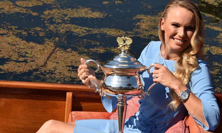 Caroline Wozniacki com seu troféu de Grand Slam (facebook/CarolineWozniacki)