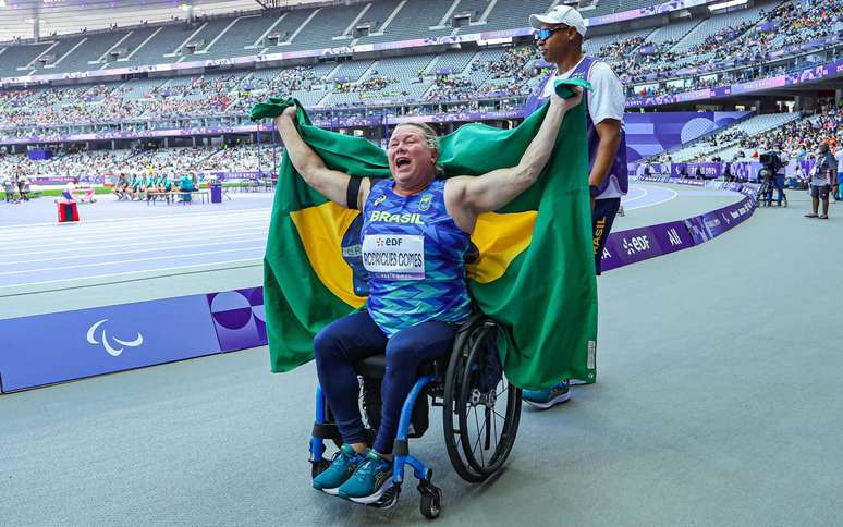 Beth Gomes ganhou duas medalhas nesta segunda-feira 2