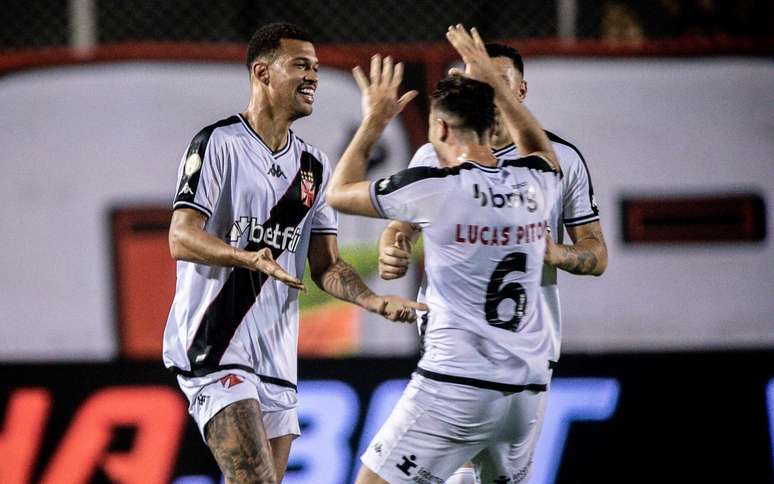 João Victor, jogador do Vasco, comemora seu gol com jogadores do seu time durante partida contra o Vitória no Barradão pelo Campeonato Brasileiro A 2024.