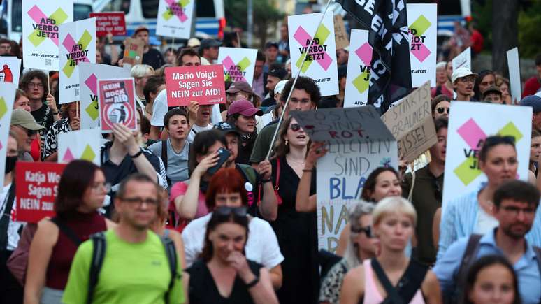 Manifestantes anti-AfD fizeram um protesto na frente do parlamento da Turíngia após divulgação das pesquisas de boca de urna.