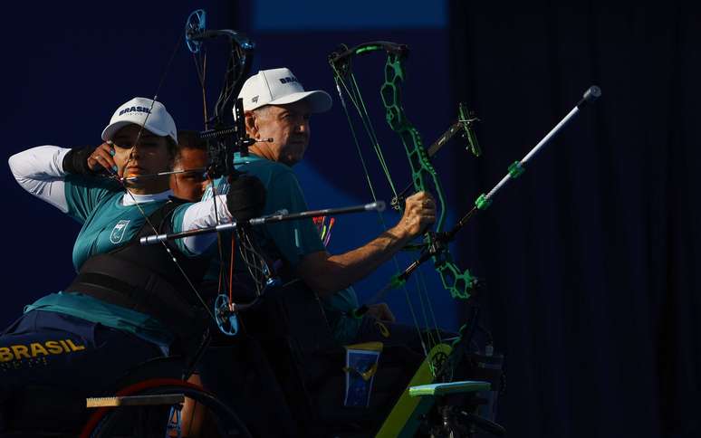 Juliana e Eugênio competindo no tiro com arco