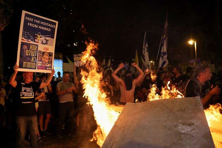 Manifestantes protestam em Tel Aviv nesta segunda-feira