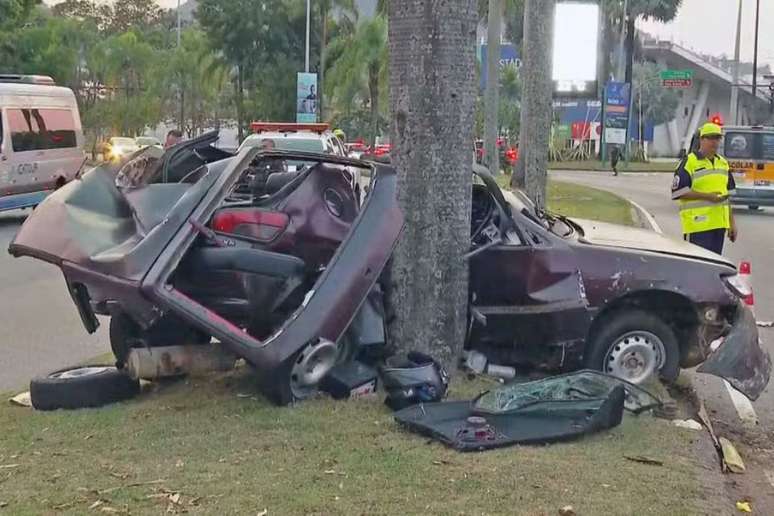 Carro bateu em palmeira e deixou dois mortos no Rio de Janeiro