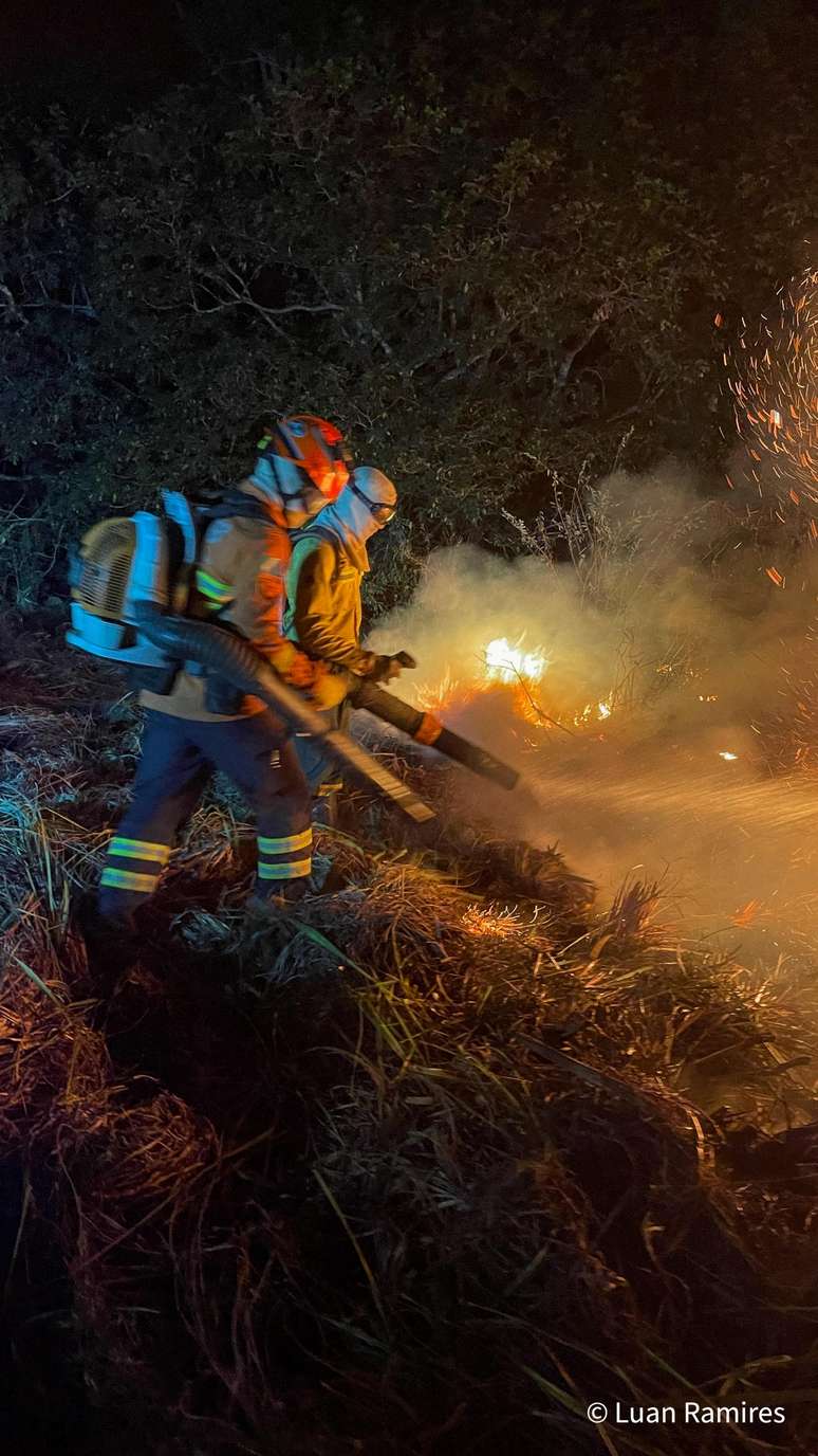 Equipe trabalha em combate ao fogo no Pantanal 