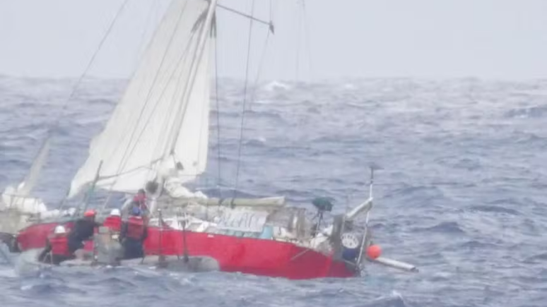 Das Segelboot driftet, nachdem sein Kapitän gestorben ist