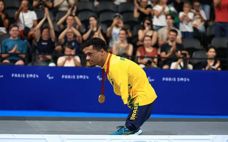 Gabrielzinho reverencia público na Paris La Défense Arena