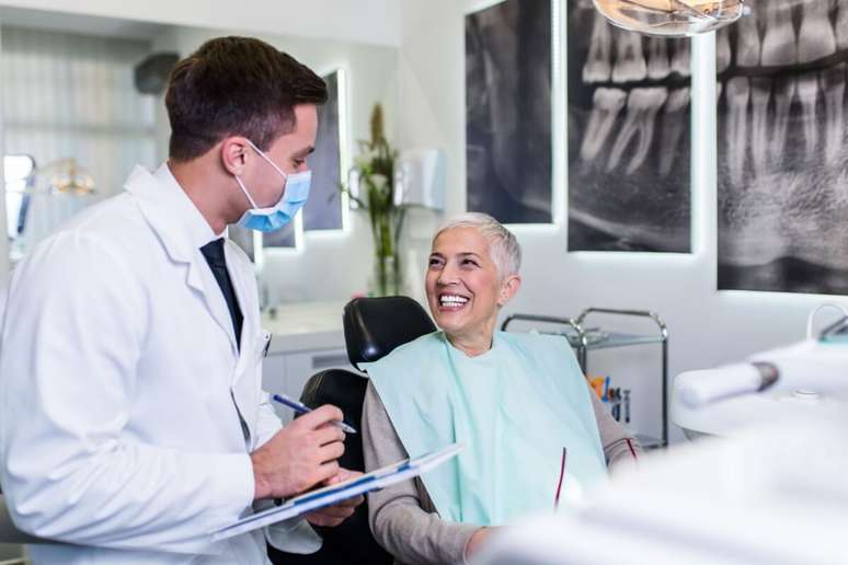 Consultar um dentista é importante se qualquer lesão persistir ou causar preocupação 