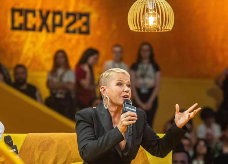 Xuxa assina contrato com Rede Globo e ganha quadro no 'Fantástico'.