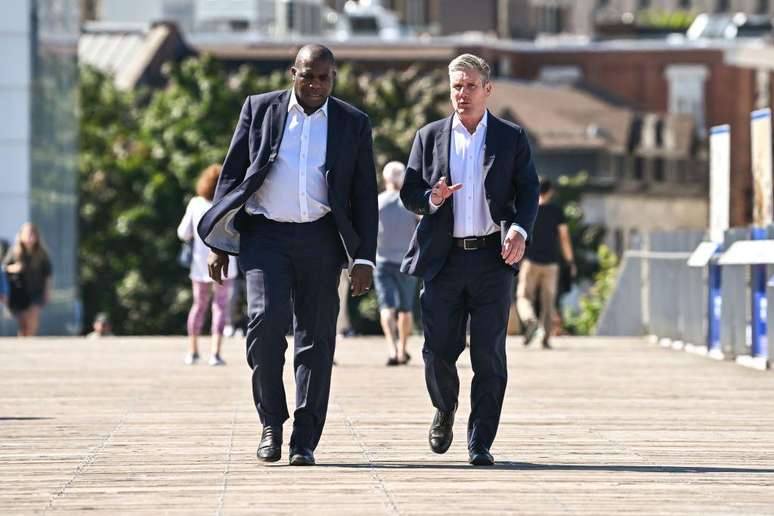 David Lammy ao lado do primeiro-ministro Keir Starmer em foto de setembro de 2023