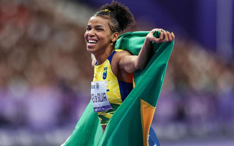 Rayane Soares celebra conquista de medalha