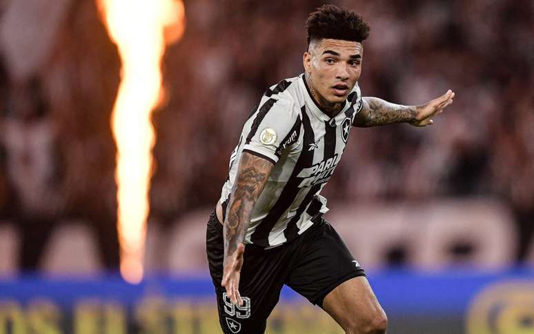 Igor Jesus, jogador do Botafogo, comemora seu gol durante partida contra o Fortaleza, no Nilton Santos, pelo Campeonato Brasileiro A 2024.