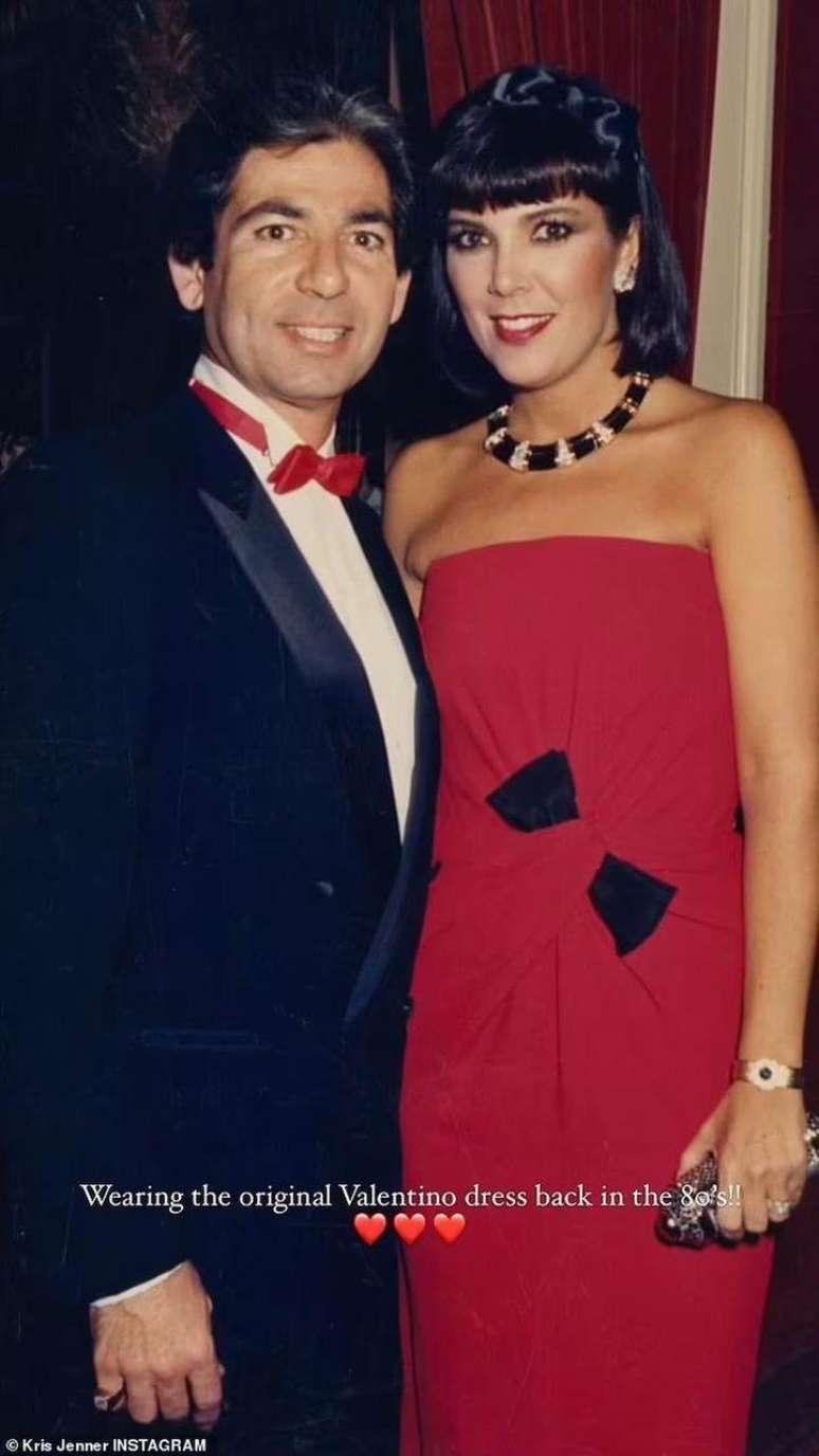 Kris Jenner com o vestido Valentino nos anos 1980 