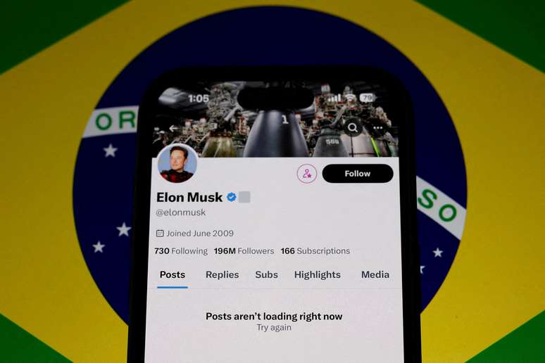 Ilustração com tela de celular mostrando conta de Elon Musk no X bloqueada após ordem de ministro do STF 